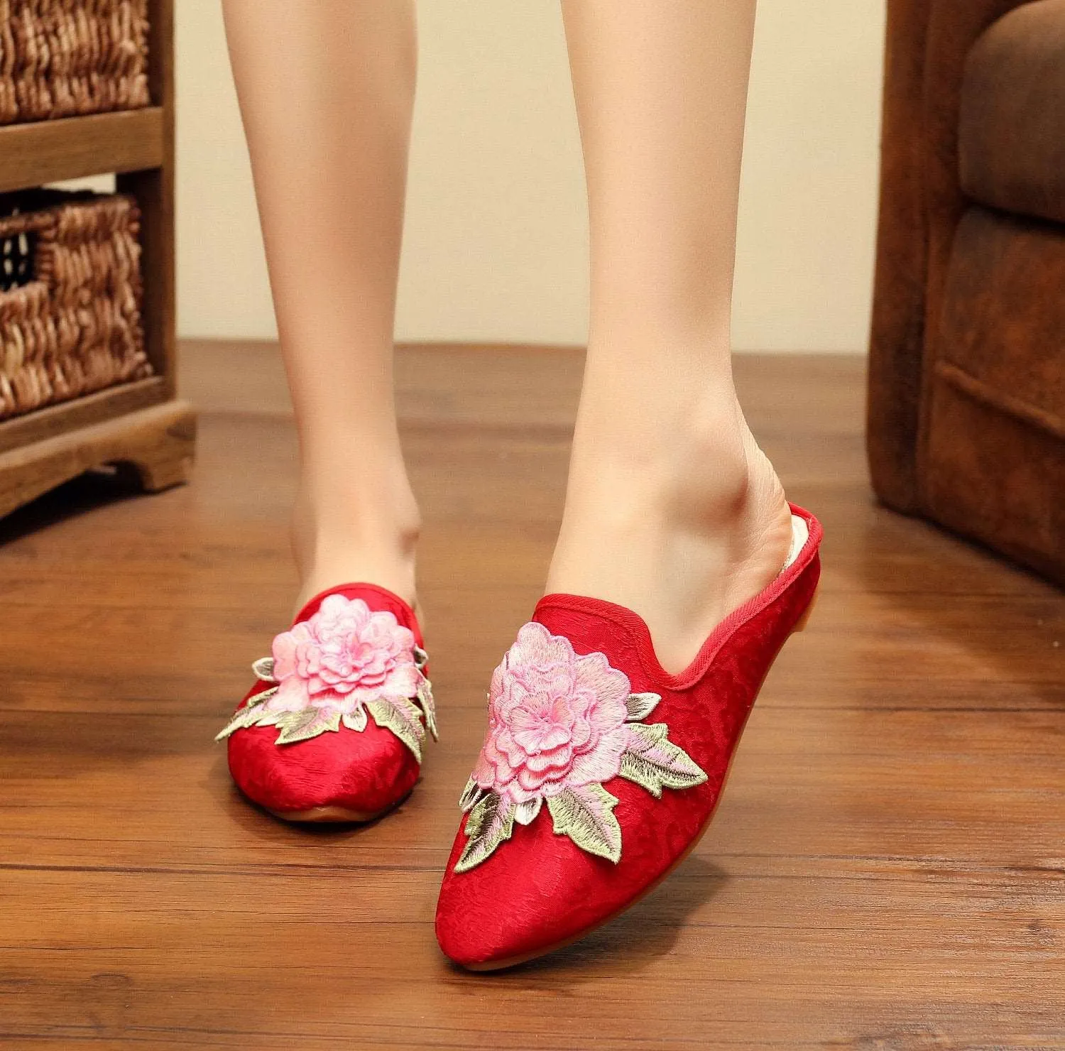 Chinese Embroidery slipper, Women's Slip-on, shoes, 3D flower pattern, Embroidered Mule, Low heel