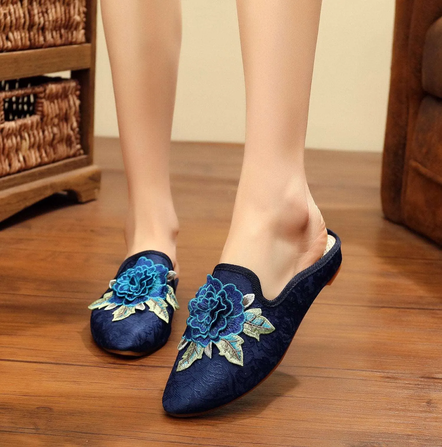 Chinese Embroidery slipper, Women's Slip-on, shoes, 3D flower pattern, Embroidered Mule, Low heel