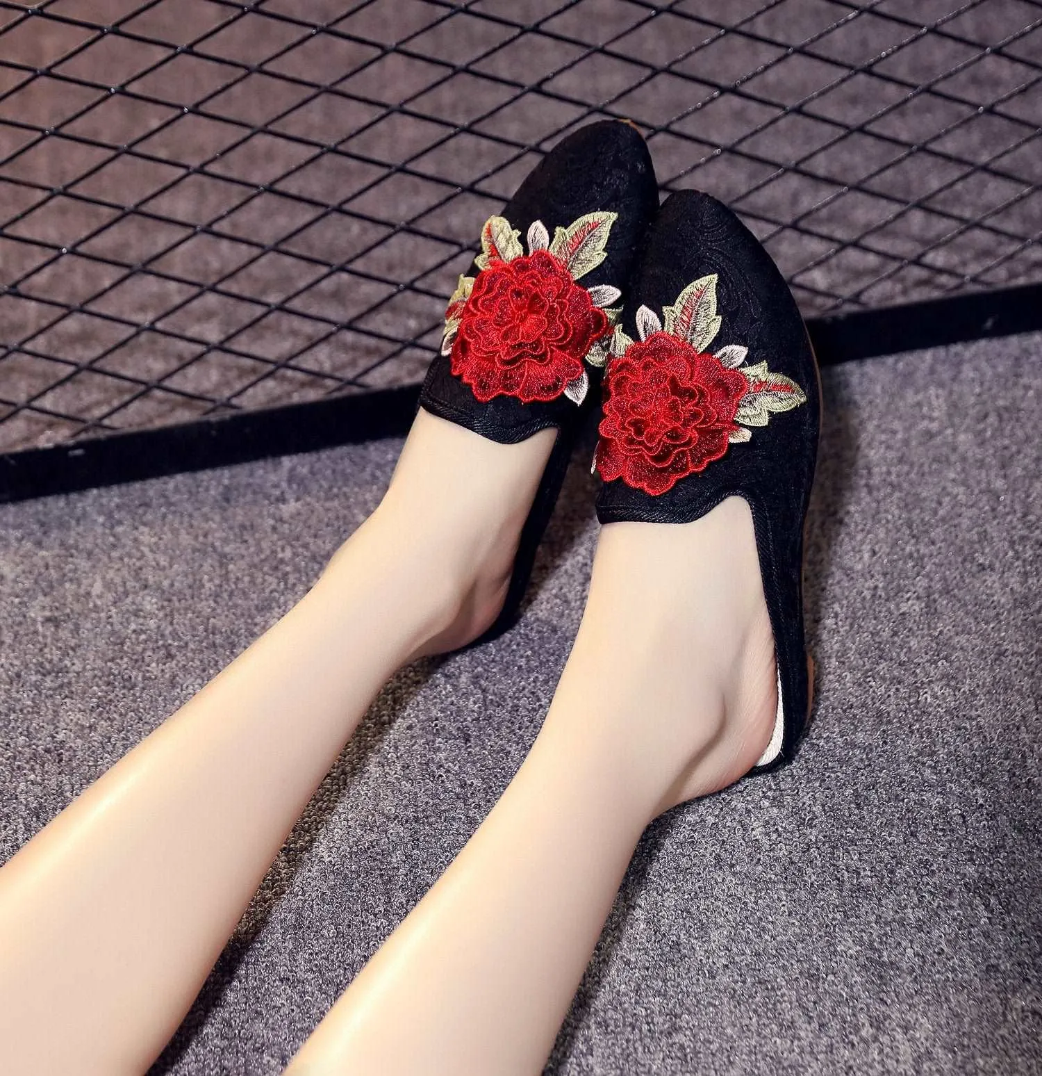 Chinese Embroidery slipper, Women's Slip-on, shoes, 3D flower pattern, Embroidered Mule, Low heel