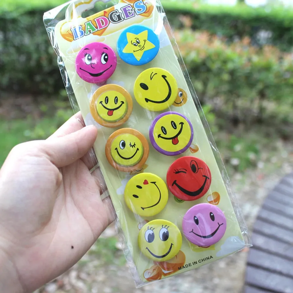 Free Ship 3cm Smile Children Badge for Encourage Service Personality Reward Brooch Expression